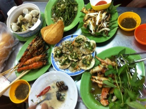 We had scallops, BBQ shrimps, BBQ squid, crab legs in tamarind sauce, morning glory, clam, and bread! Even Lindsay loves it.